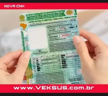 MUDANÇAS GERAIS DA NOVA CNH Confira abaixo as principais mudanças referentes ao novo modelo da carteira de motorista: O campo de “Assinatura do Portador” agora fica abaixo da foto do motorista; O documento novo tem um campo para apresentar informações sobre possíveis restrições médicas dos condutores; As letras P apresentando permissão para dirigir, e a letra D apresentando motoristas que já tem a CNH definitiva, foram inclusas no documento; O novo modelo de CNH mostrará se o condutor utiliza a habilitação para exercer atividade remunerada; A nova CNH conta com o código MRZ (Machine Readable Zone ou Zona Legível por Máquina), mesmo usado em passaportes Informações em inglês e espanhol.
